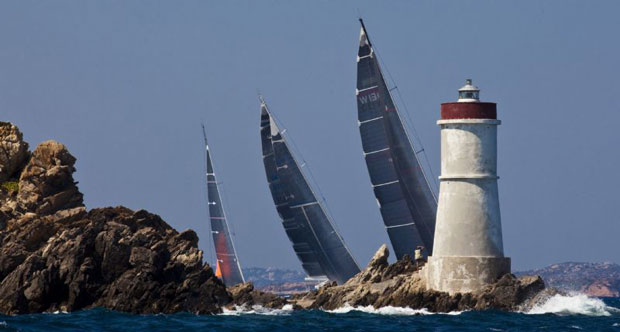 A Maxi flotta a Capo Testa világítótornyánál (fotó: Carlo Borlenghi)