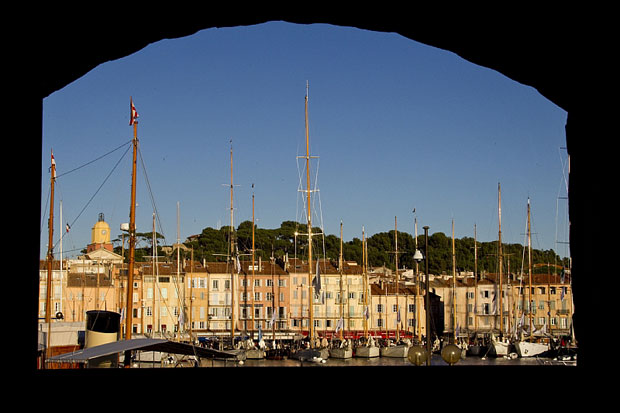 Saint-Tropez régi kikötője a Les Voiles de Saint-Tropez 2010 klasszikus versenyhajóival